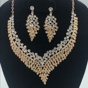 Gold necklace set